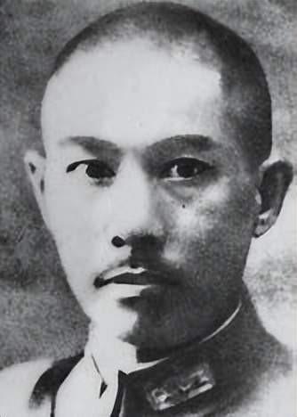南京沦陷时他身兼8职，带5000宪兵硬刚10万日军，宪兵无一人退缩。1937年，