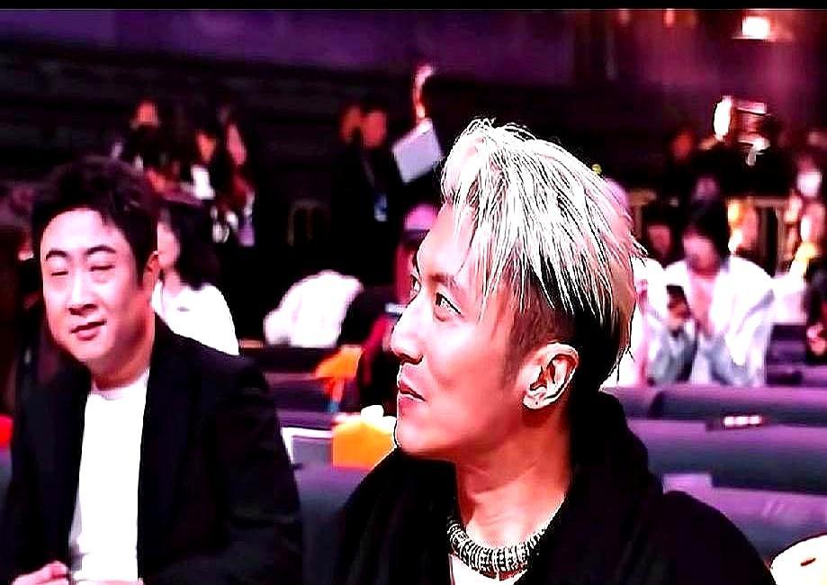 乔杉抢过话筒，冲着台下的谢霆锋喊：“哥！下次我割个双眼皮再来见你！”全场瞬