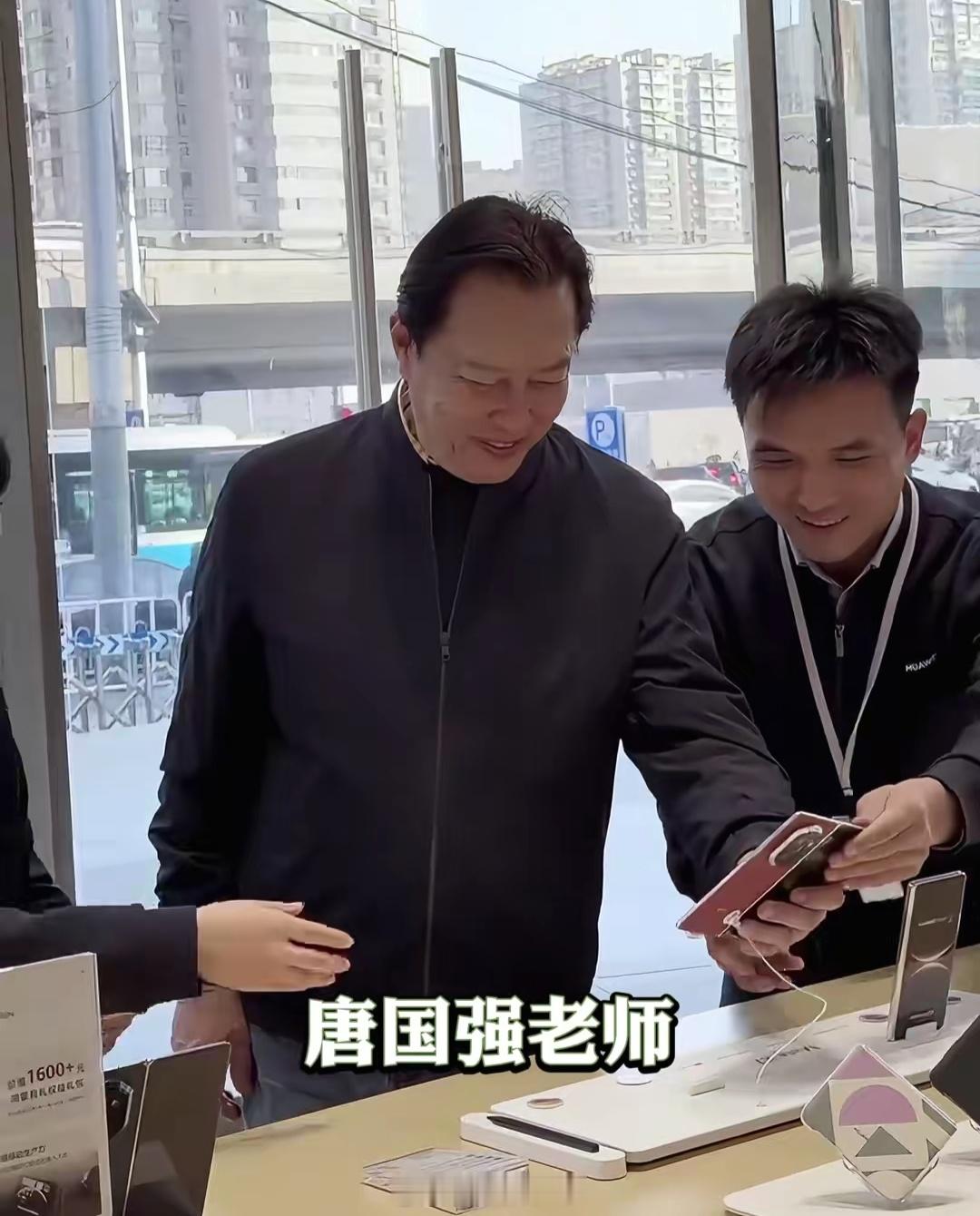 明星们在线下买华为MateX7，个个都喜笑颜开