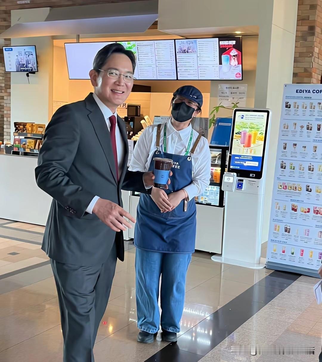 三星会长李在镕自己亲自去买了一杯2000韩币的咖啡，给了店员5万韩币的小费，相当