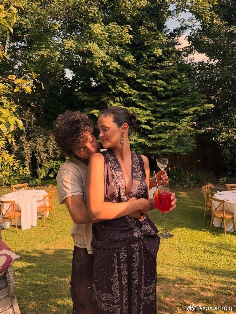 赛琳娜和老公BennyBlanco甜蜜秀恩爱中💕
