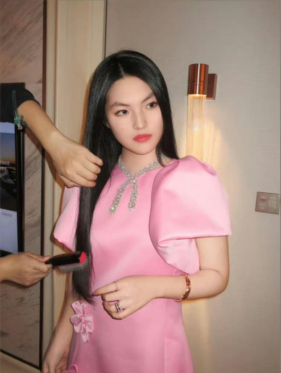 果然明星都是胖着玩玩的！王诗龄换了个眉毛好看了很多呀，李湘瘦的这么快吗，上次机