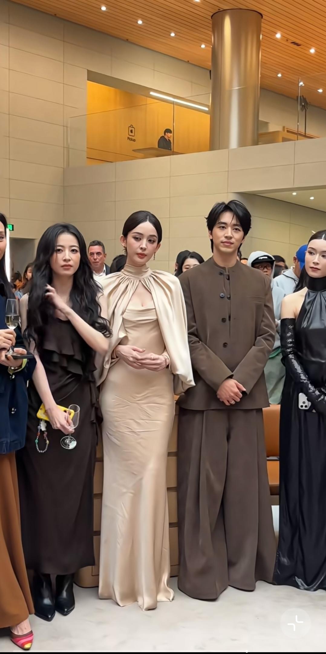 娜扎，裙子上的褶子，直接影响了气质。