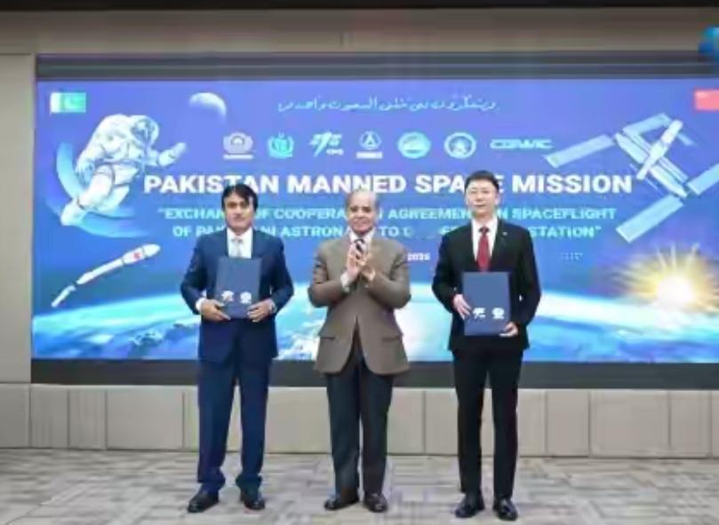 中国空间站不玩虚的，直接塞两个巴基斯坦老铁上天！没错，就是官宣那俩博士，穆罕