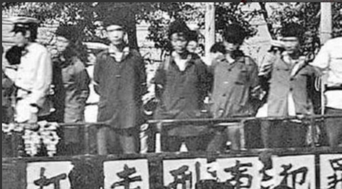 1983年，北京一名18岁少年，因抢了路人1顶帽子被判流氓罪，并处以死缓。他积极