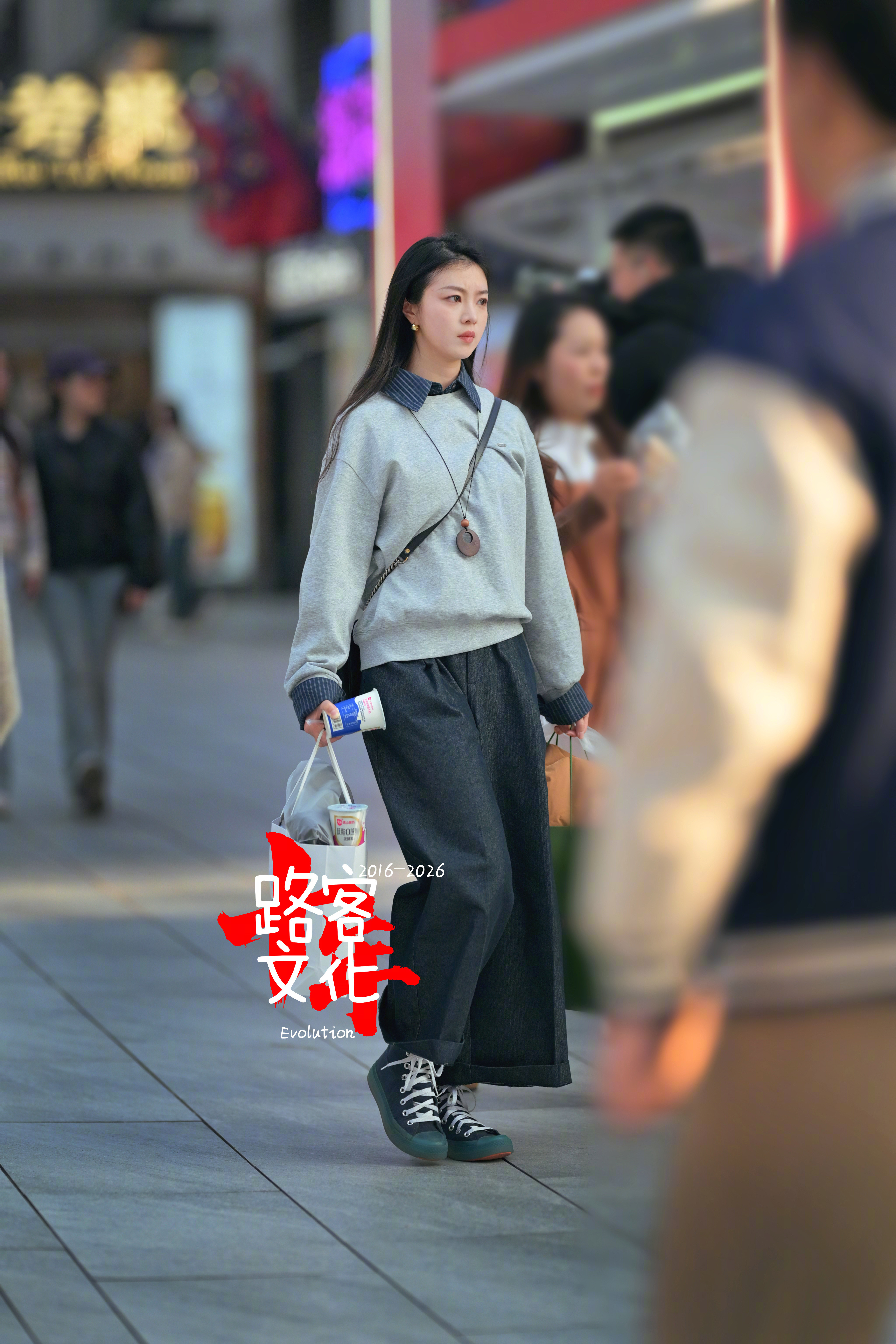 小姐姐好像有点烦心的事情。。。。