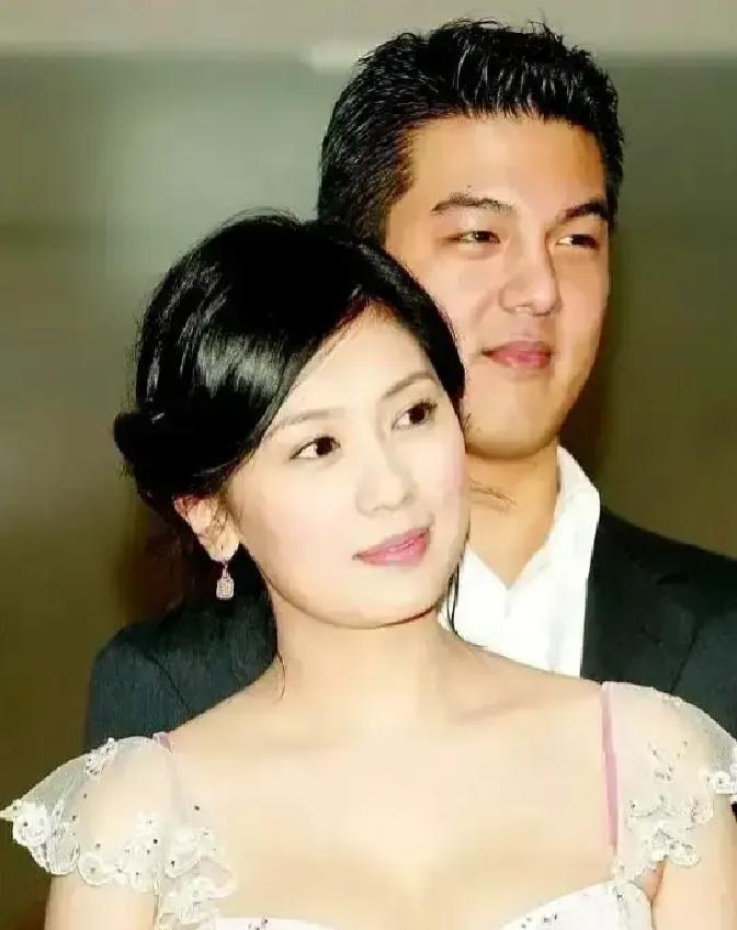 2005年，贾静雯与孙志浩未婚生女。婆家对这段关系本就心存顾虑，提出需要完成亲