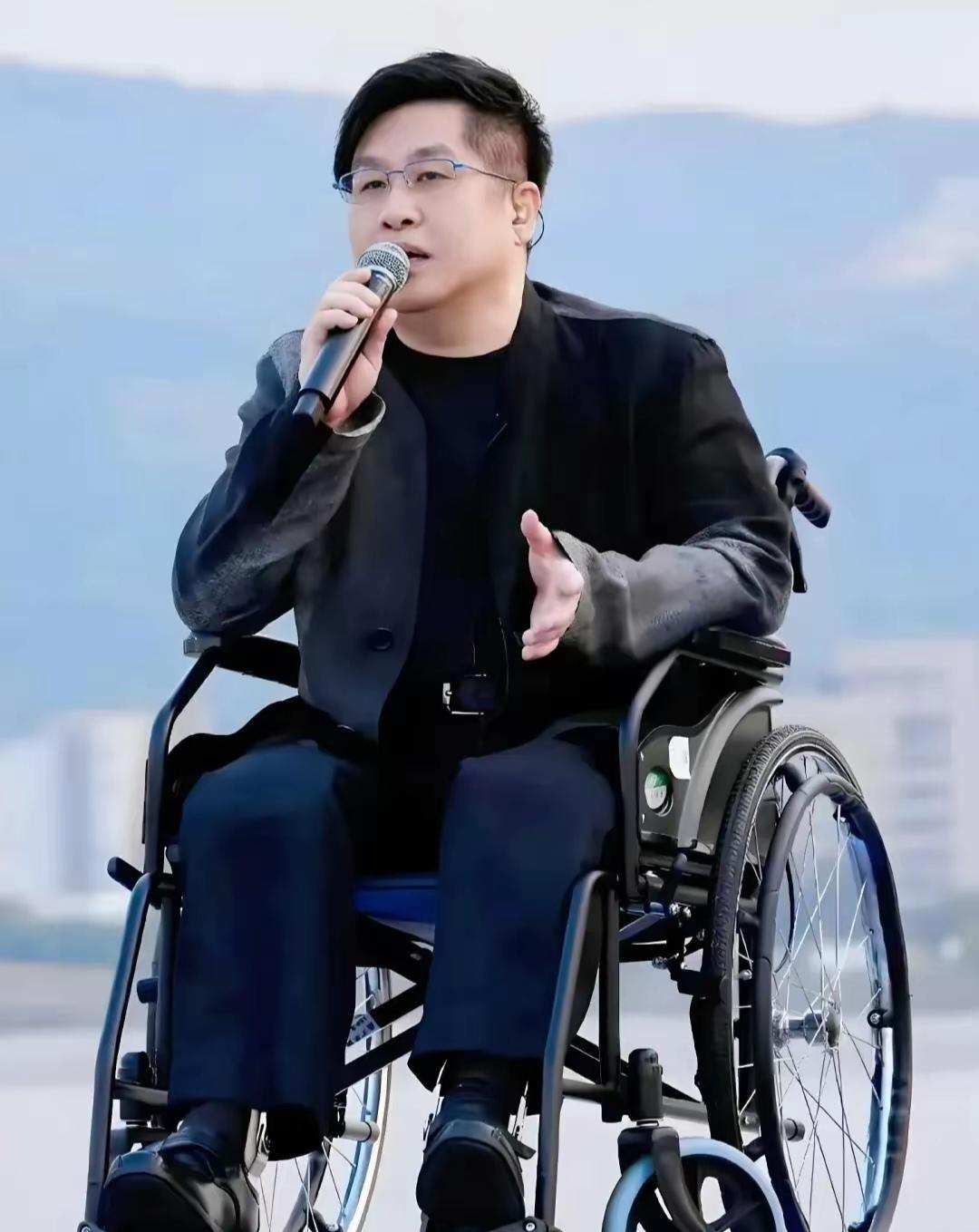 郑智化一句“连滚带爬”惹上大事了,深圳机场先是致歉,接着公开当时的视频,相当于表