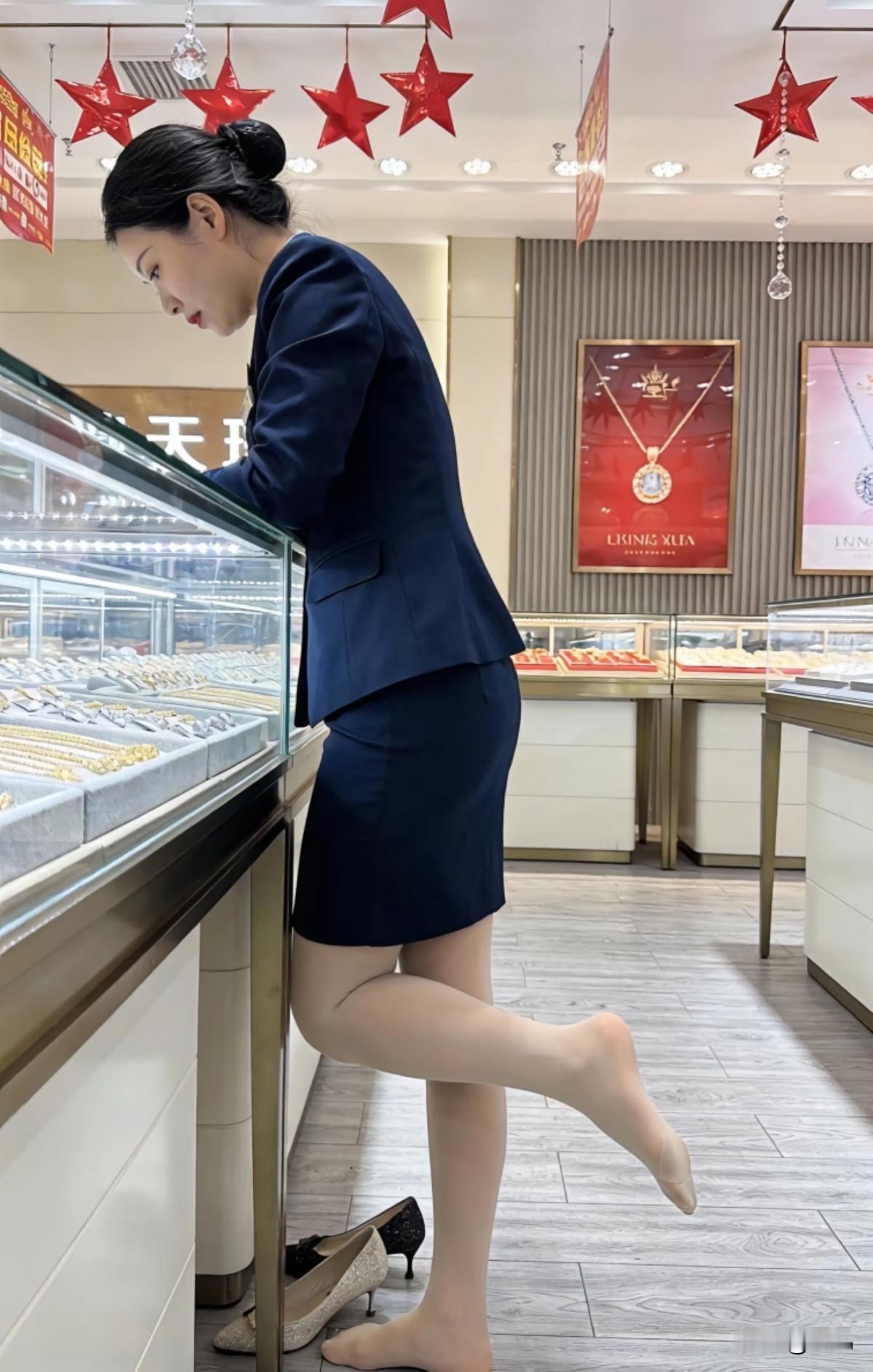 在那家超有格调的优雅珠宝店里，一位时尚女郎正忙着挑选珠宝。她脚蹬一双精致的高跟鞋