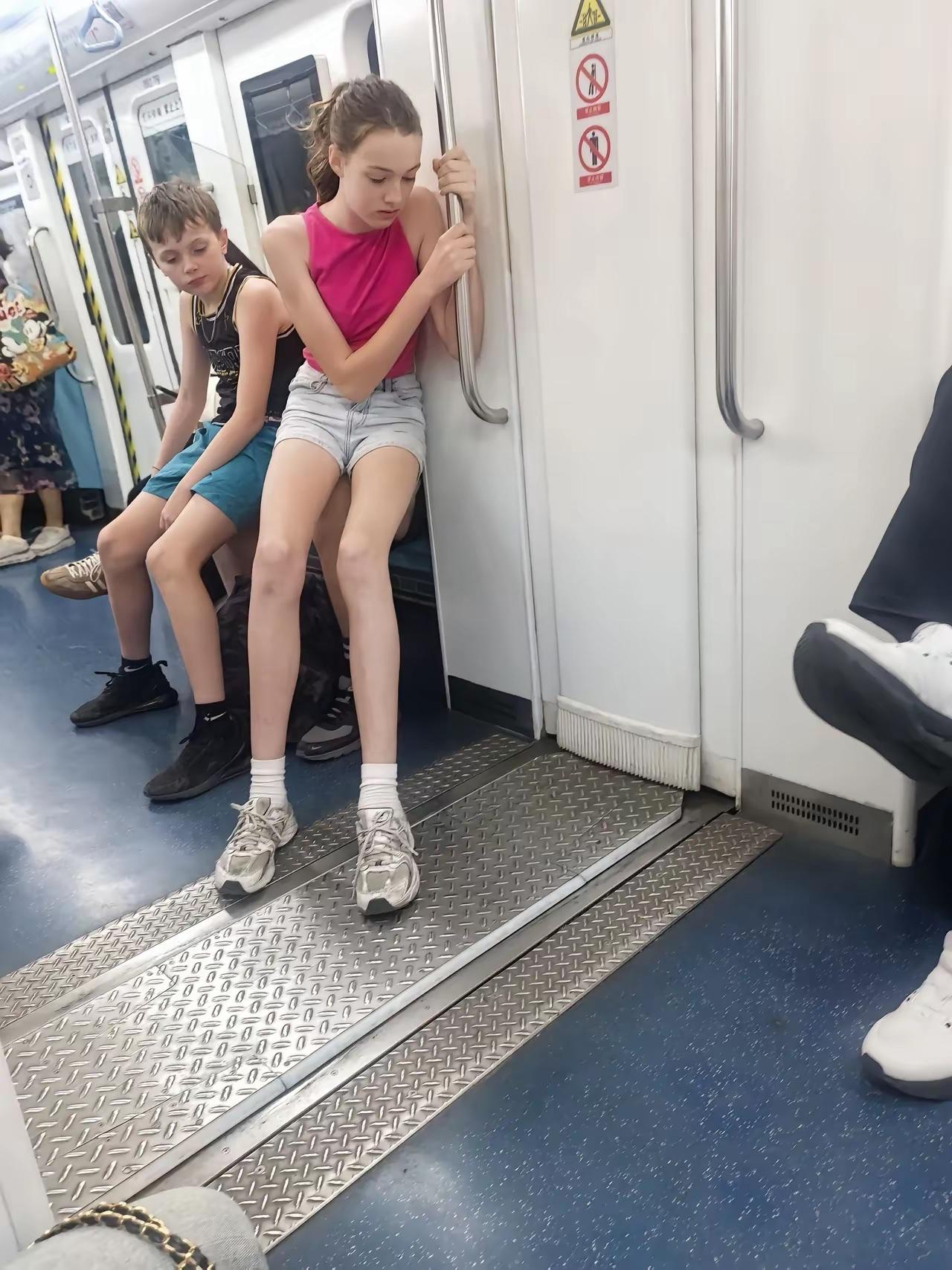 西安地铁九号线看到的一幕两位外国小朋友应该是刚看完兵马俑回西安嘴里还学着用