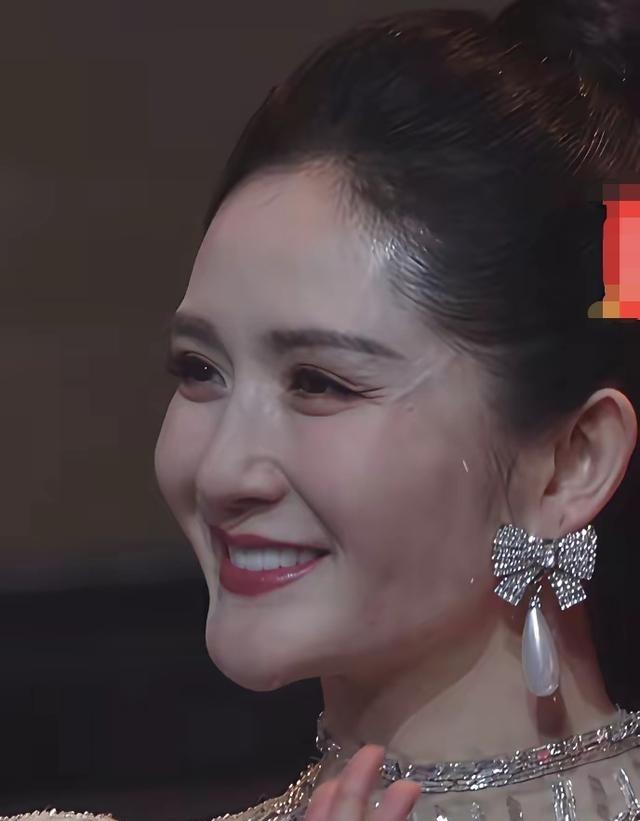 谢娜的下巴，现在能当开瓶器了。这不是骂人。是看《乘风破浪》时，脑子里蹦出的第