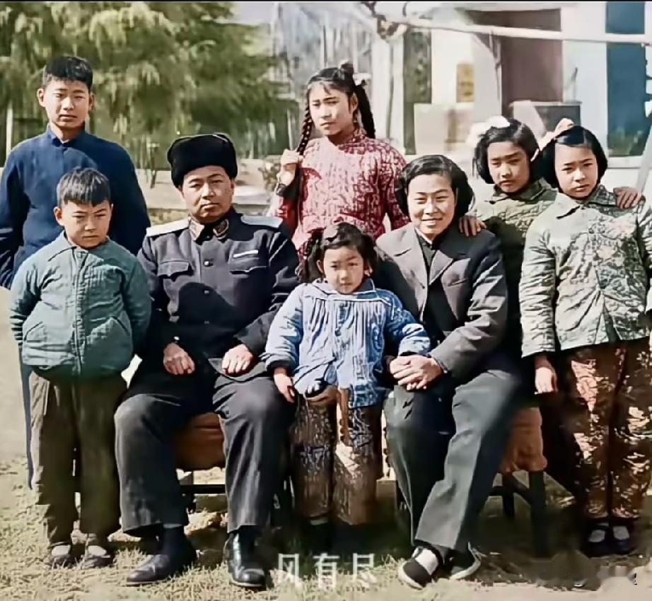 许世友将军的阖家留影1958年，南京，南京军区司令员许世友和妻子田普，带着家里