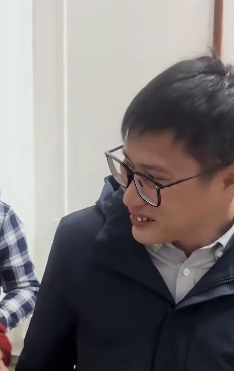 谁说梁志辉回到家没有笑模样的？看看下图的志辉，笑的多么阳光啊，不过可以看出来，他