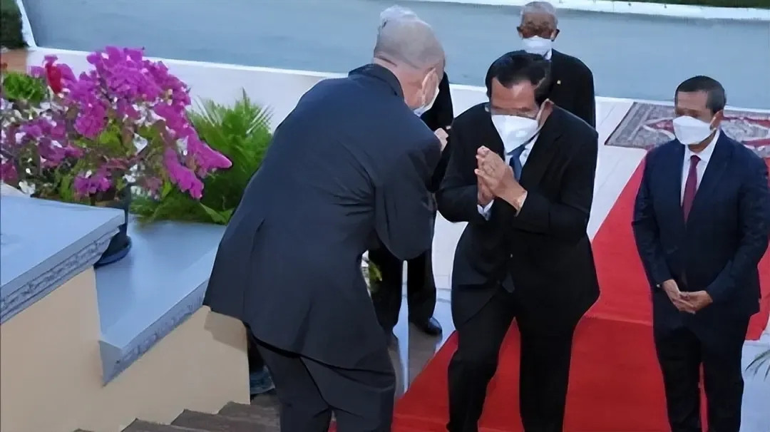 柬埔寨的官方规定要求首相每个月必须向国王汇报工作两次，这一规定突显了柬埔寨王室与