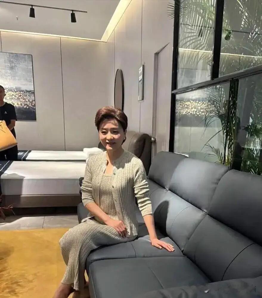 女神老了好多，不管怎么精修打扮，化再浓的妆也是掩盖不住脸上岁月留下的印记，脸部发