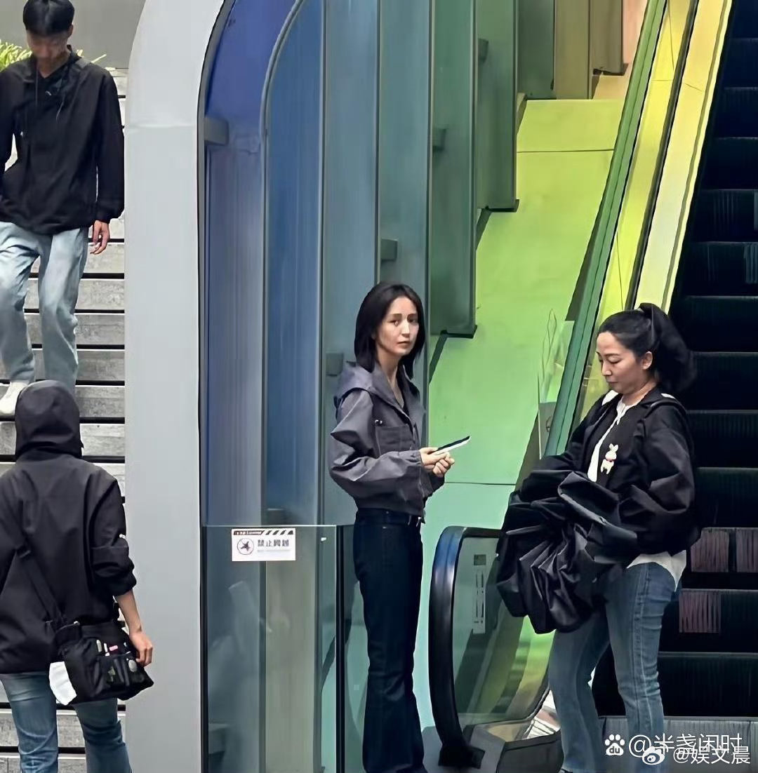 居然是佟丽娅！第一眼完全没认出来，差点就看走眼了。​
