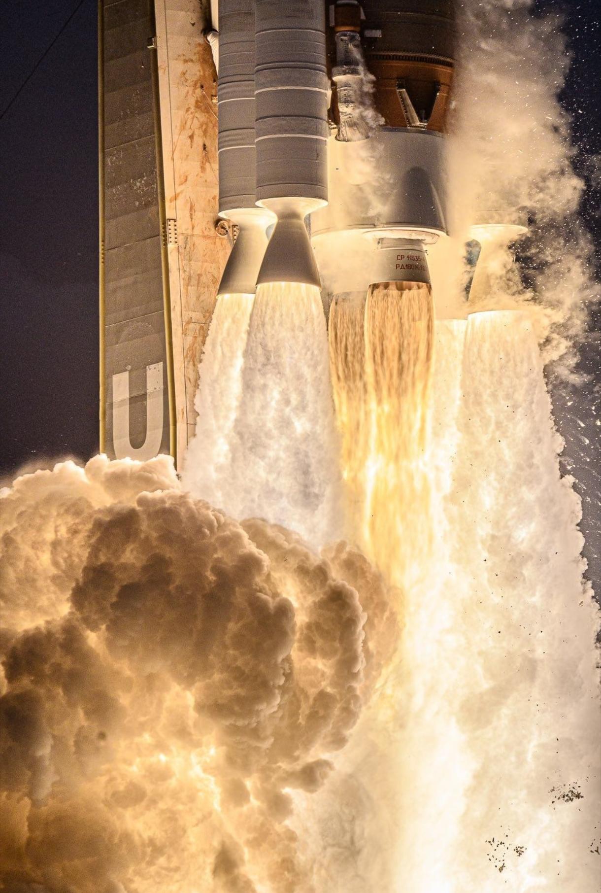 火箭发动机喷口，是离“太阳温度”最近的钢铁部件。燃烧室里的烈焰能达到3500℃，