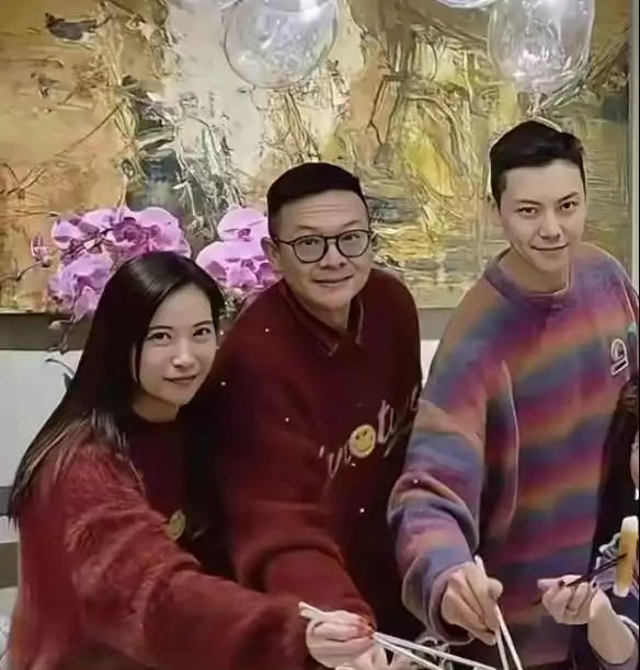何穗儿子周岁宴，陈伟霆包下阿那亚整层露台，却没请半个圈里人​