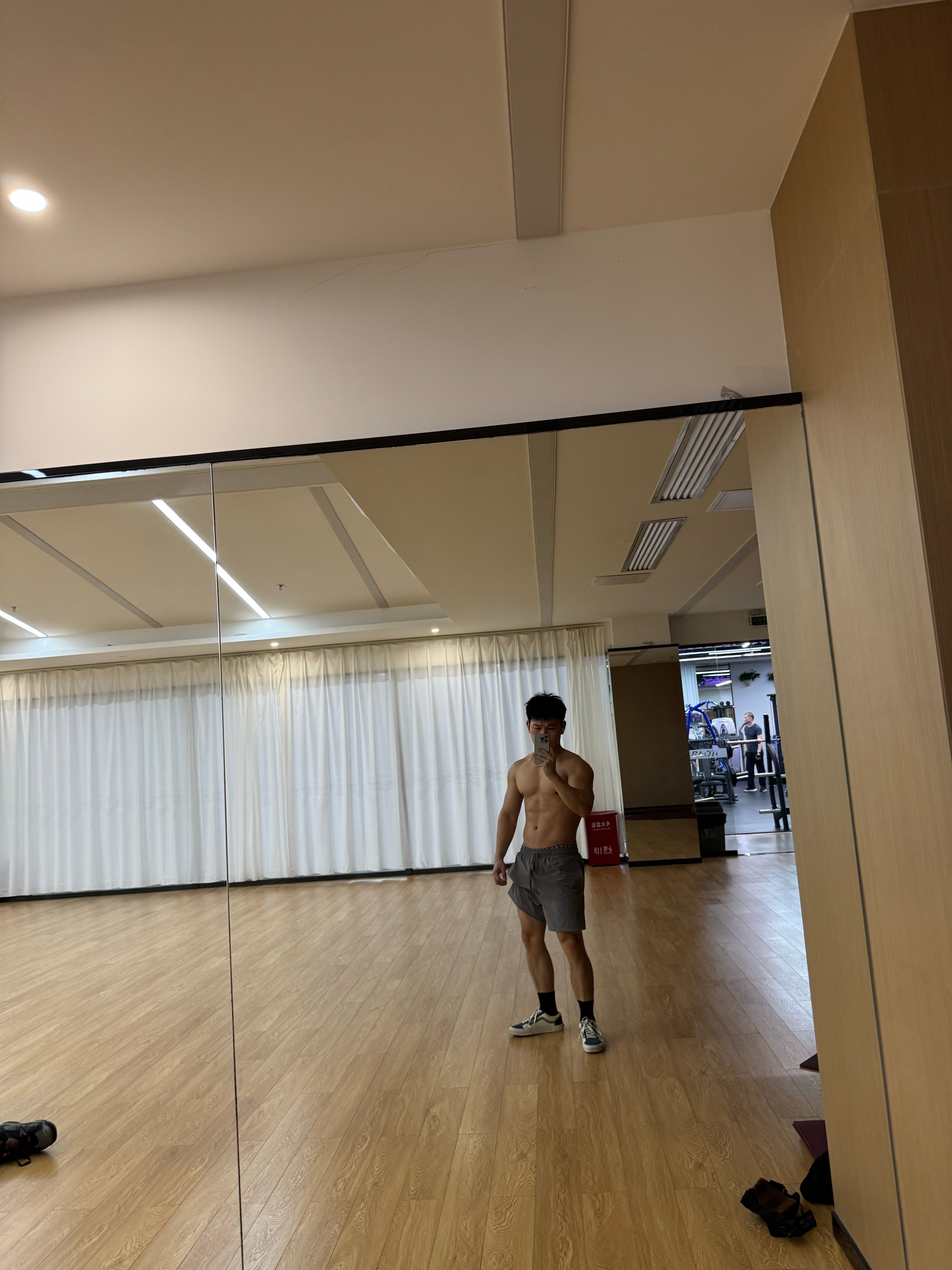 今天是健身房直男大学生