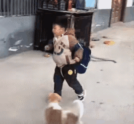 孩子放学了，快乐都把我感染了，这才是孩子的天性。