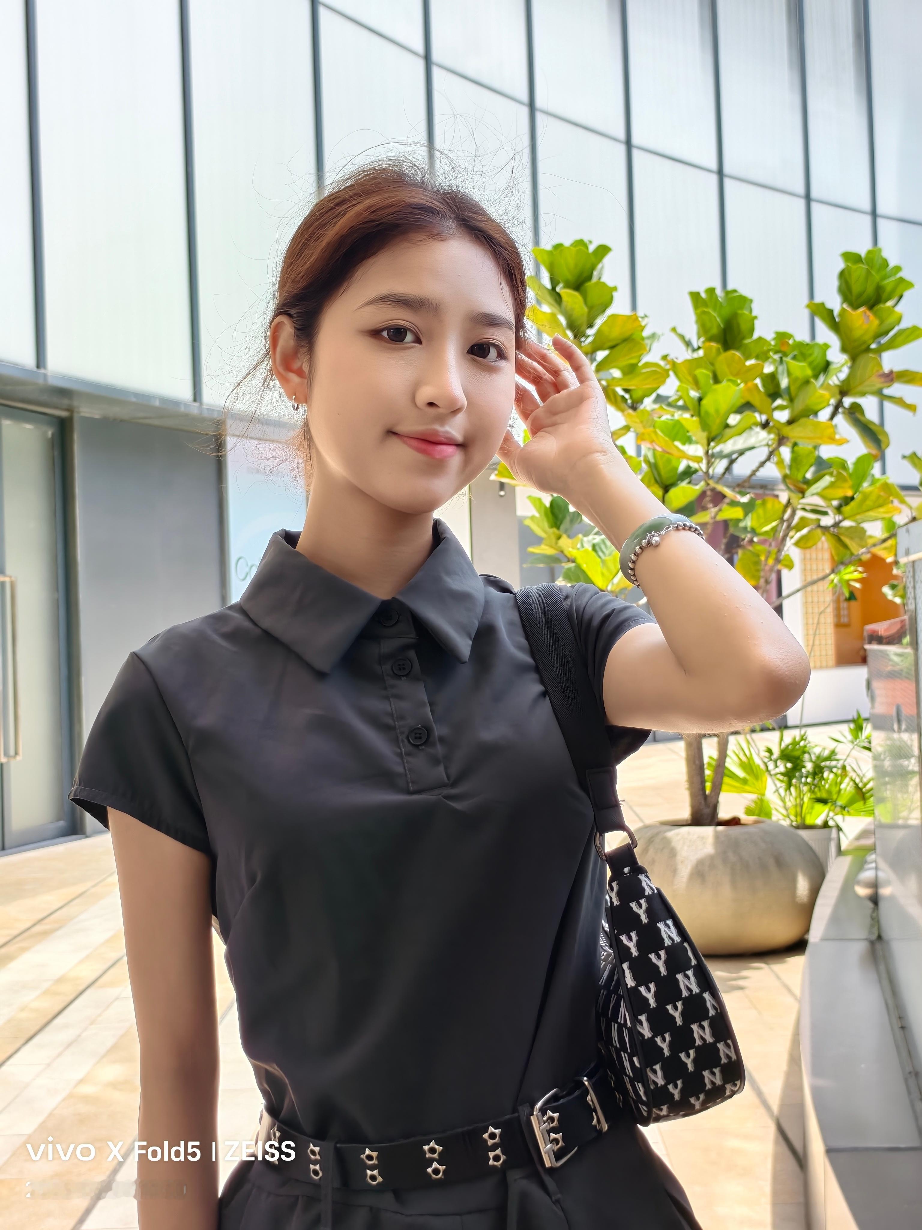 来一组vivoXFold5美女自拍，是的，后置自拍🤳如果有男朋友拍照不行?