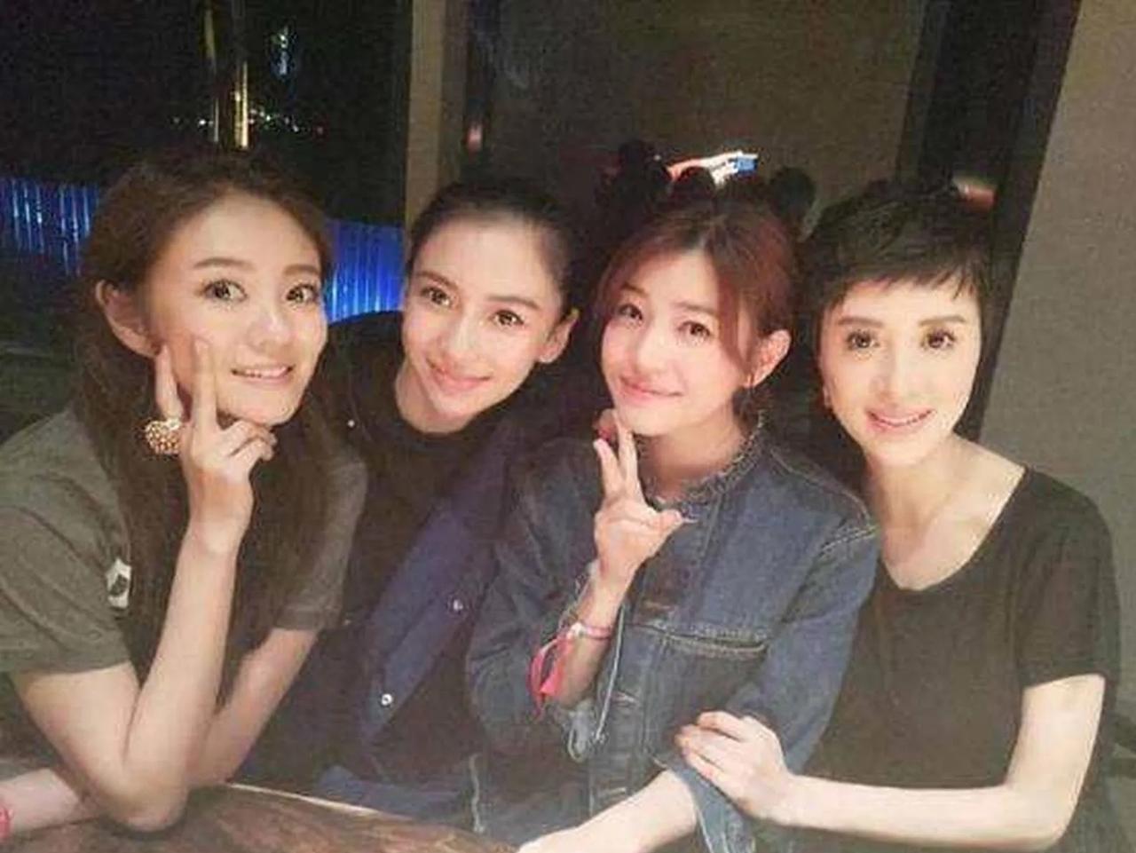 四位女神同框：我认出了龙眉凤目的杨颖，柳眉杏眼的金巧巧与台湾女星陈妍希，左一那位