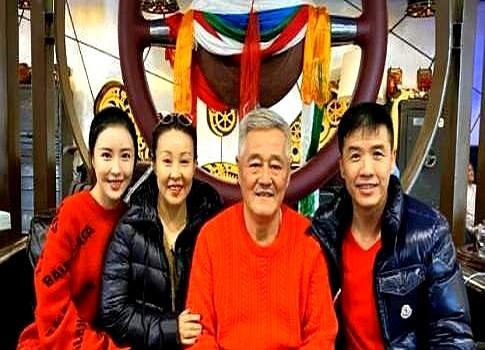 赵本山大女儿赵玉芳没分到家产？球球直播直接炸场，澄清多年谣言！2026年球球