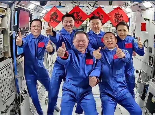 中国航天史上第8张失重版“全家福”，诞生了！今天凌晨5时13分，你家门口可能