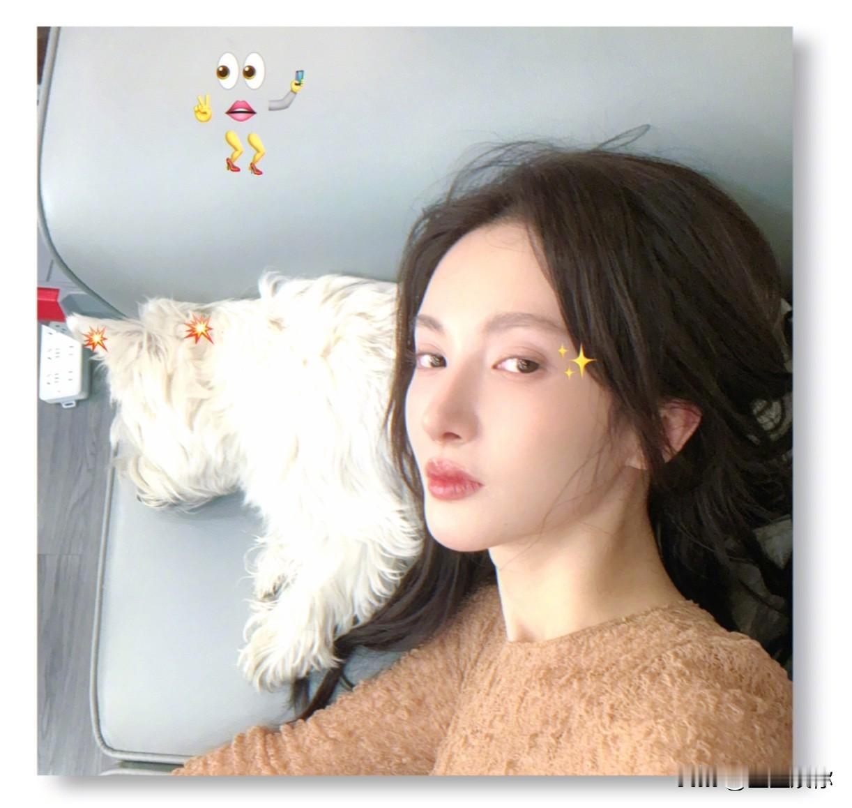 金晨的脸因为车祸受伤去医院没问题，留下来的助理可以按照紧急情况实话实说，其实就动