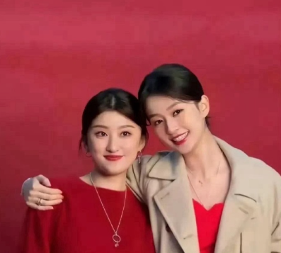 乔欣晒和姐姐乔雪的合影！姐姐似乎更雍容华贵一些，面容大气温婉​​​