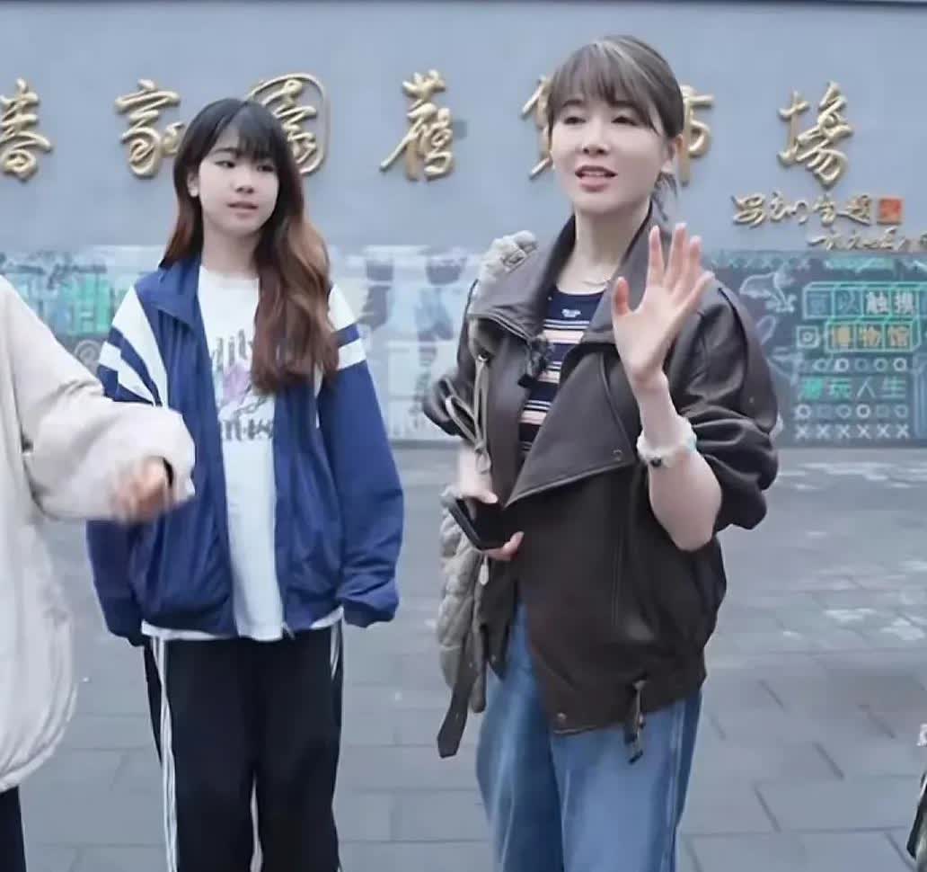 左小青带着14岁女儿逛街，结果因为砍价被网友吐槽：“明星还这么抠搜？”人家左小