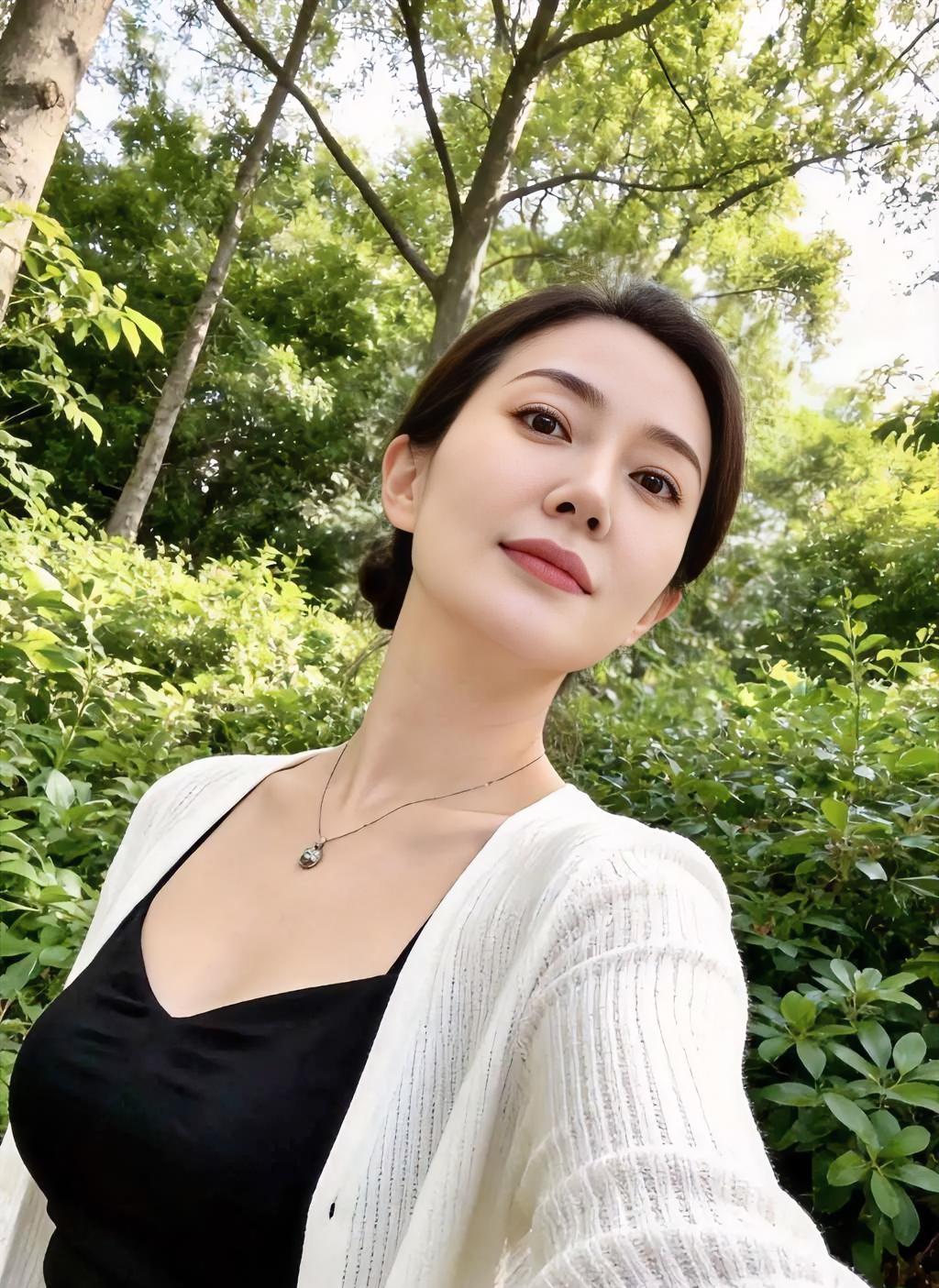 白衫挽清风，绿意漫枝丛。发髻轻轻拢，笑意藏眼中。树影摇晴空，