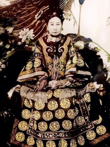慈禧的屁股上长了痔疮，烦躁的很，太医们束手无策，毕竟谁敢摸太后的屁股啊，无奈之下