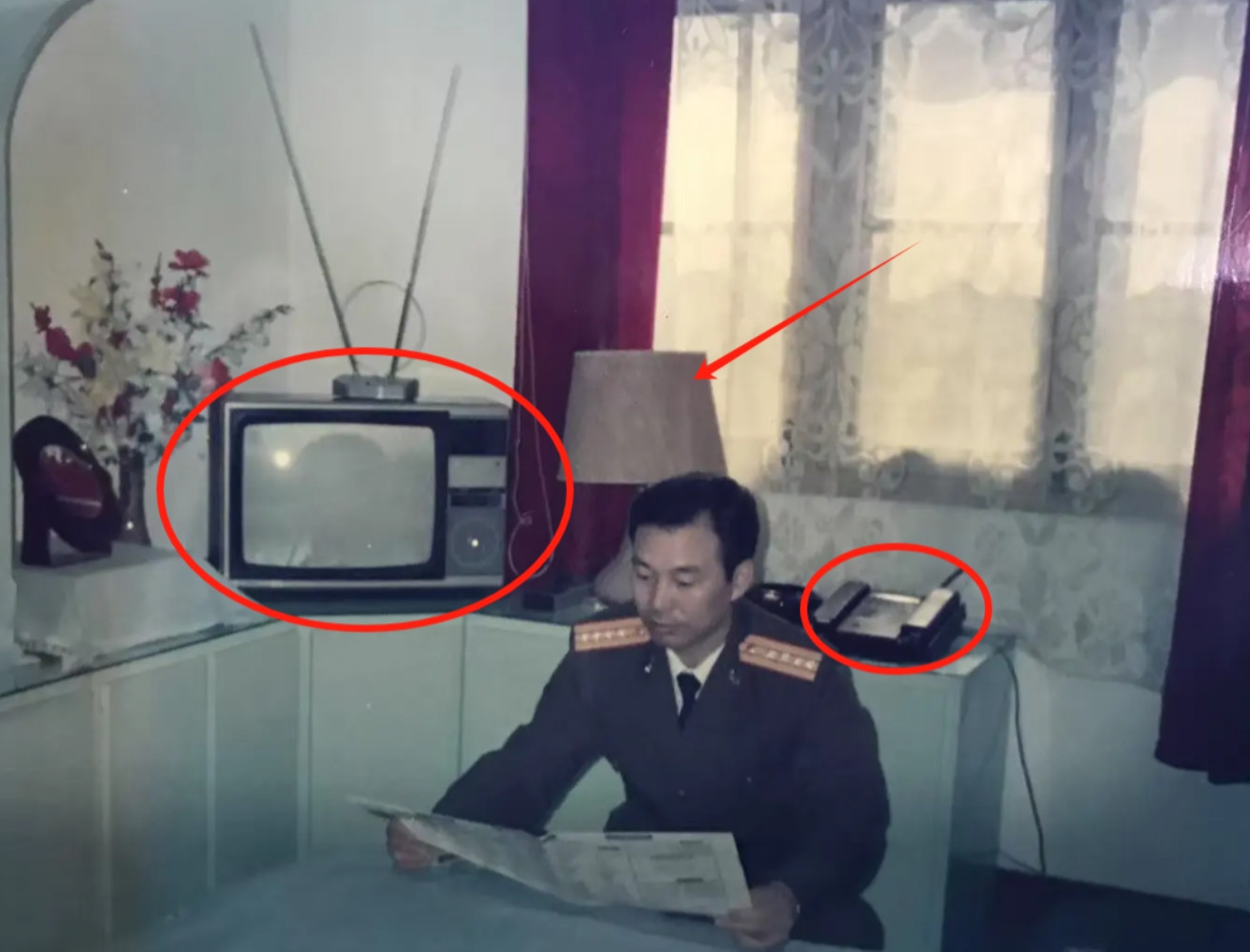 财富果然是代代继承的，八一建军节，李湘晒出了她父亲年轻时的照片，结果其军装上的肩