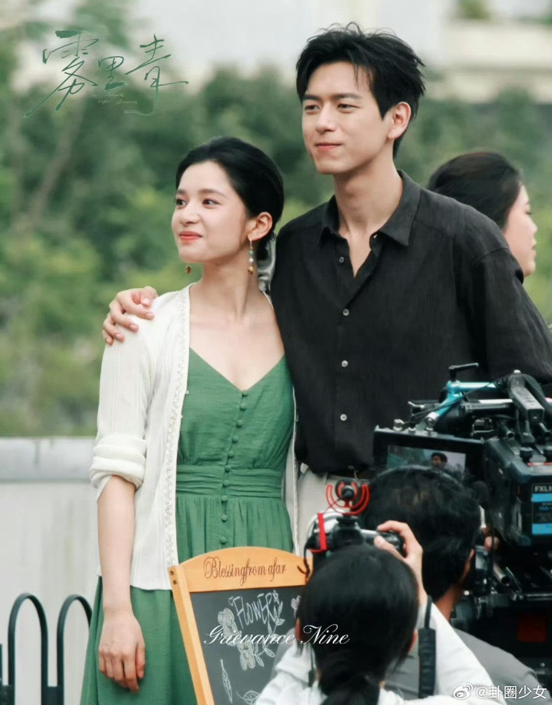 李现搂着张婧仪路透李现搂着张婧仪《雾里青》路透释出惊喜满满，李现成熟稳重的气质搭