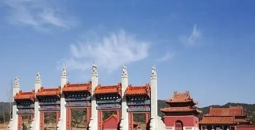 1945年12月的一天夜里，王绍义终于把康熙的景陵地宫给炸开了。只见六口棺椁并排