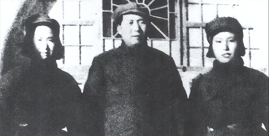 韩桂馨在窑洞门口喊：主席，你出来，我战友要见你，想和你照相！那是1947年深秋，