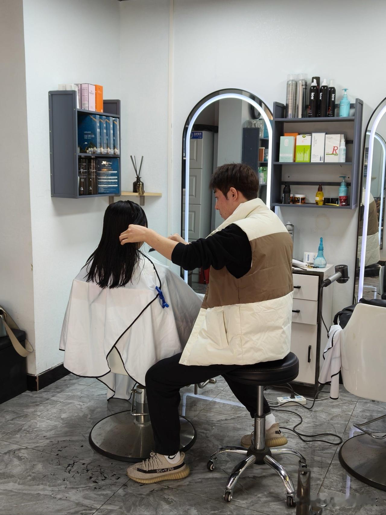 浙江杭州，男子原来理发都是25元，春节前他去理发，发现洗剪吹涨到50元，他一生气