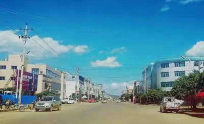 80年代云南平远街混得很野，当地副镇长自己就是大毒枭。他们抢警车、军车，把车卖到