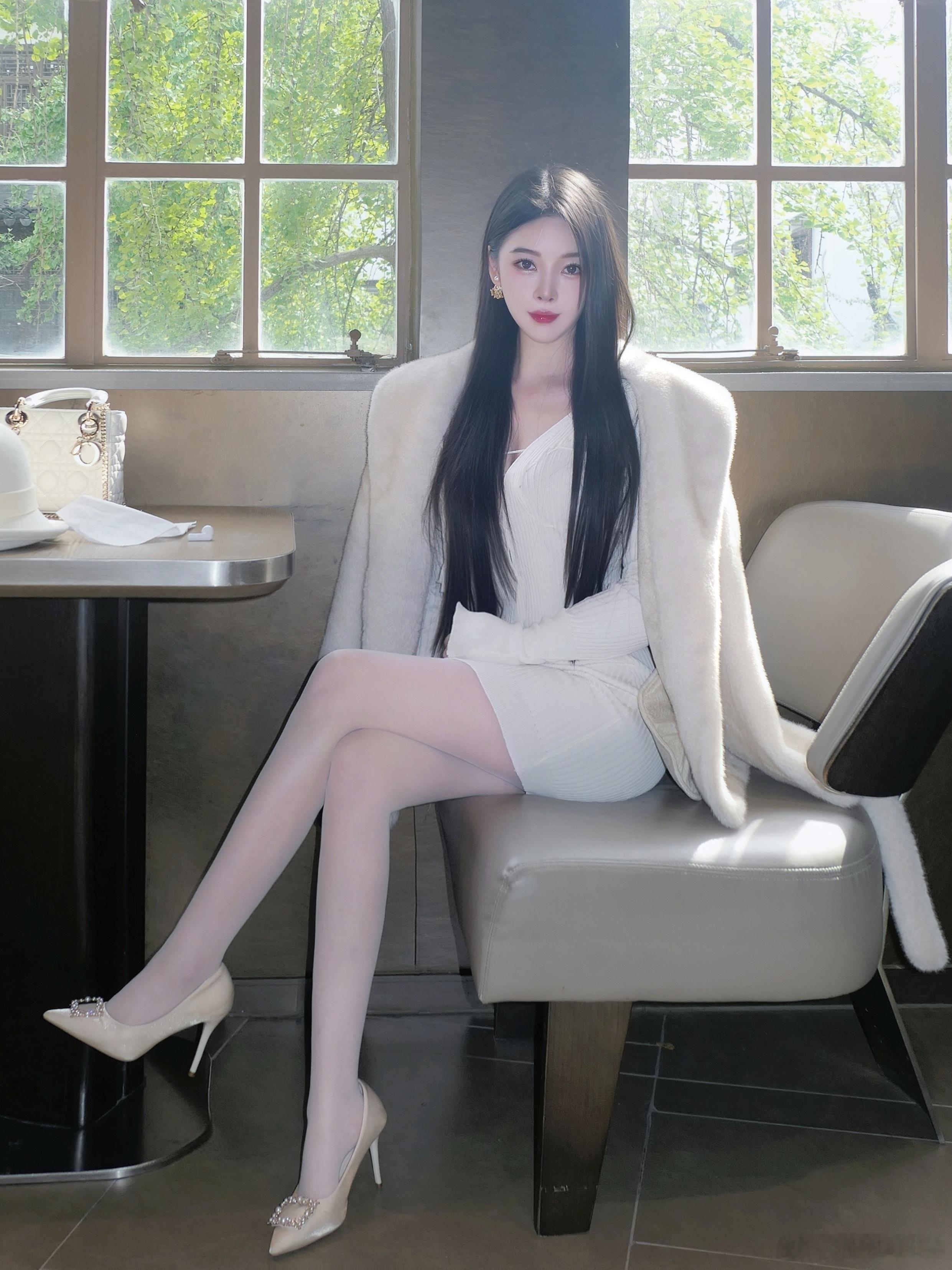 晒太阳～期待窗外树叶变黄[抱抱]​​​