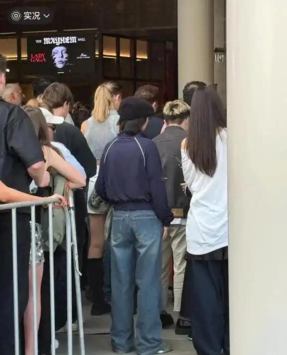 窦靖童陪宋妍霏回澳大利亚探亲帮忙拿外套一同去看ladygaga演唱会