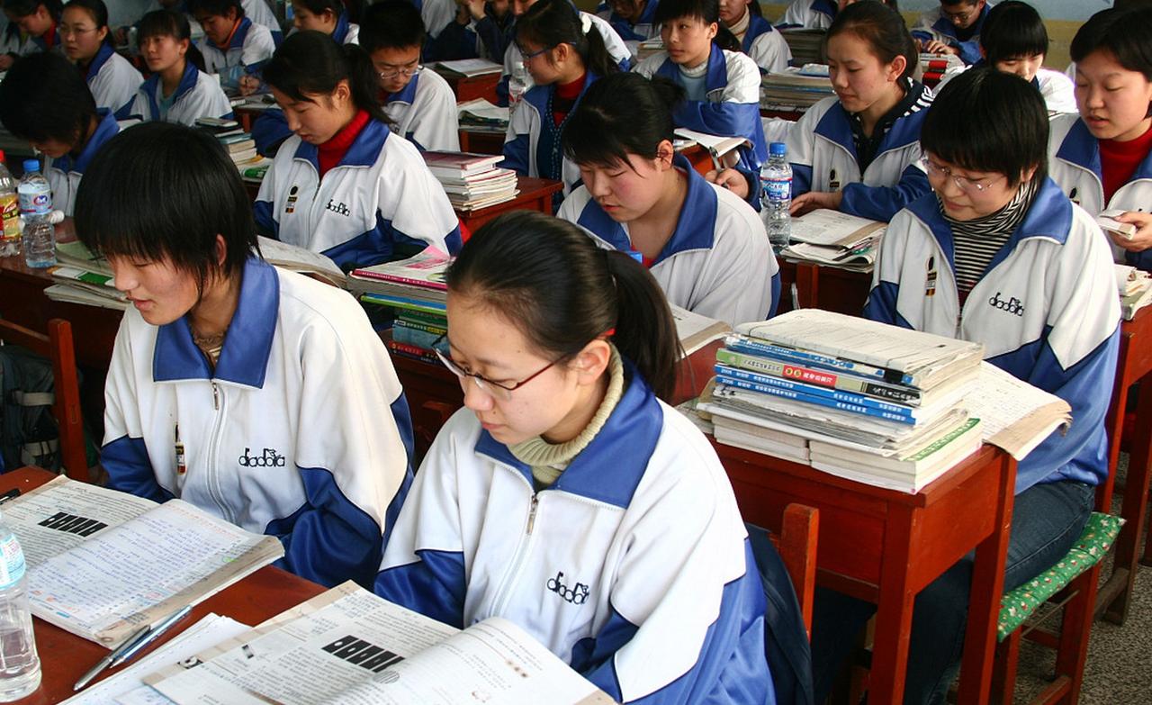孩子上高中后，这五件事不管真不行！1、手机要管好！高中生的两种常见状态：