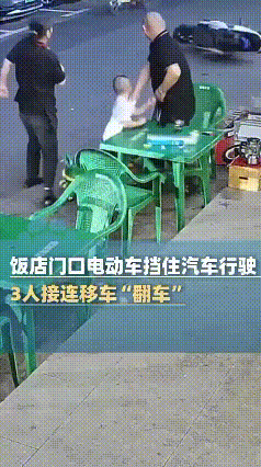 真没想到，三个人都挪不动的电动车，结果车主一来……10月16日，上海某店铺
