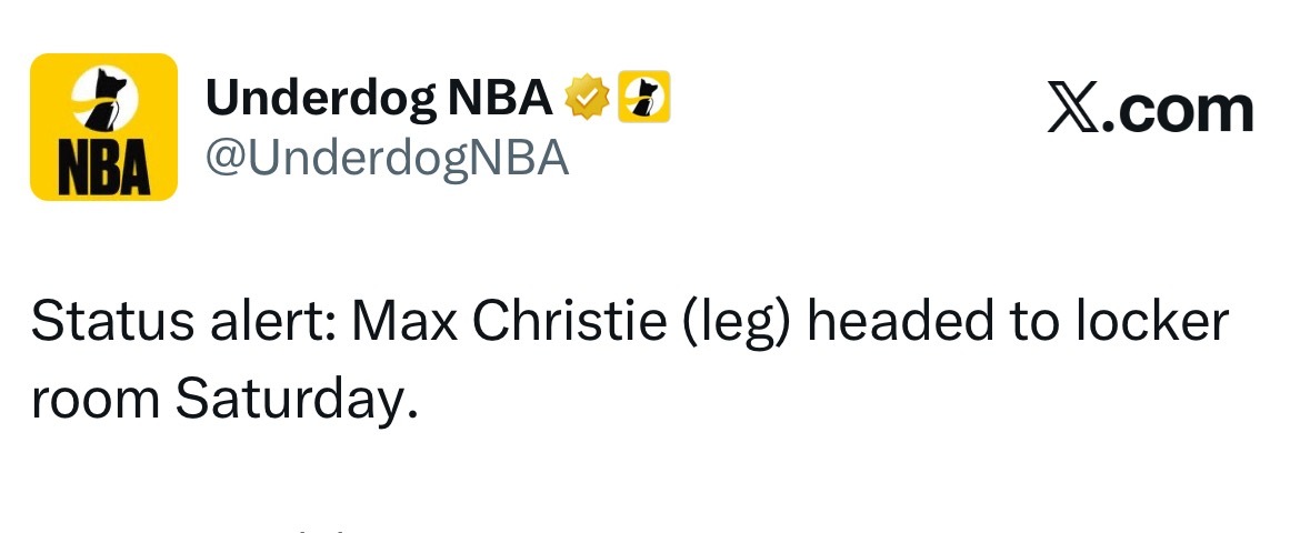 克里斯蒂（腿部受伤）返回更衣室。