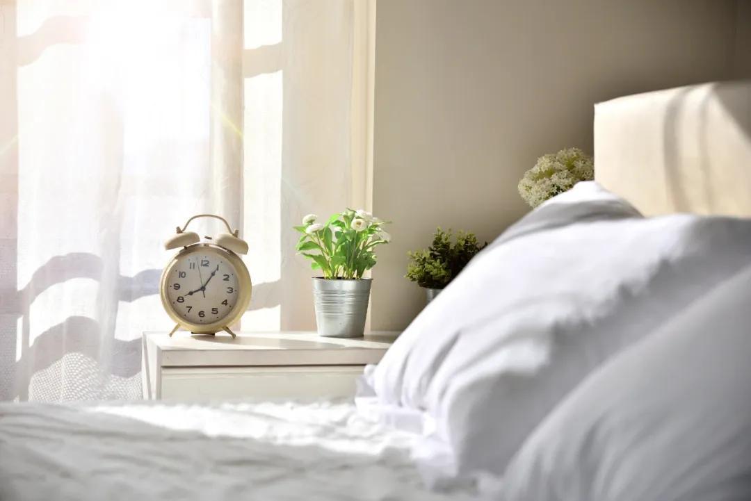 几点睡觉算熬夜？这个问题确实被问过太多次。很多人以为“11点后睡就是熬夜”，也有