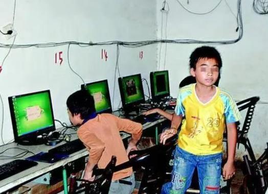 现在后悔都晚了！江西有个12岁的男孩，靠打游戏每个月能赚3万，父母干脆让他辍学，