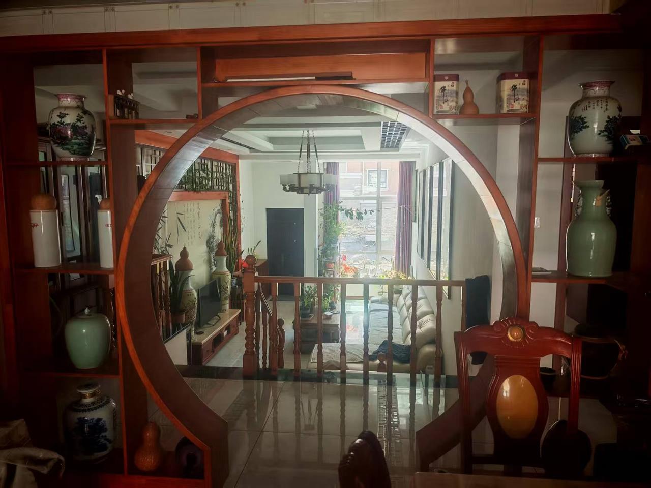 一套近二百平米的房子，看起来室内空间紧紧巴巴的！昨天看的一套房子，楼上楼下，