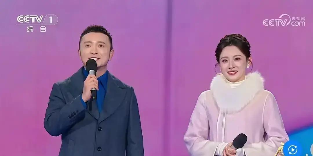 央视主持穿棉服上跨年零下8度，马凡舒裹着毛毛领报时，镜头扫过去，男主持的大