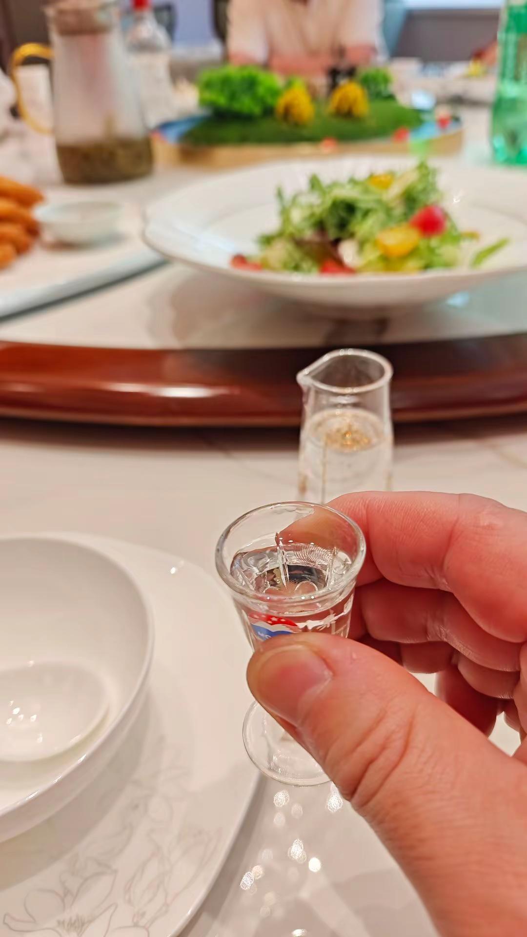 繁华过处，总有一些人会成为回忆，也许不该沉迷于过去，花开花落，云卷云舒，淡然才是