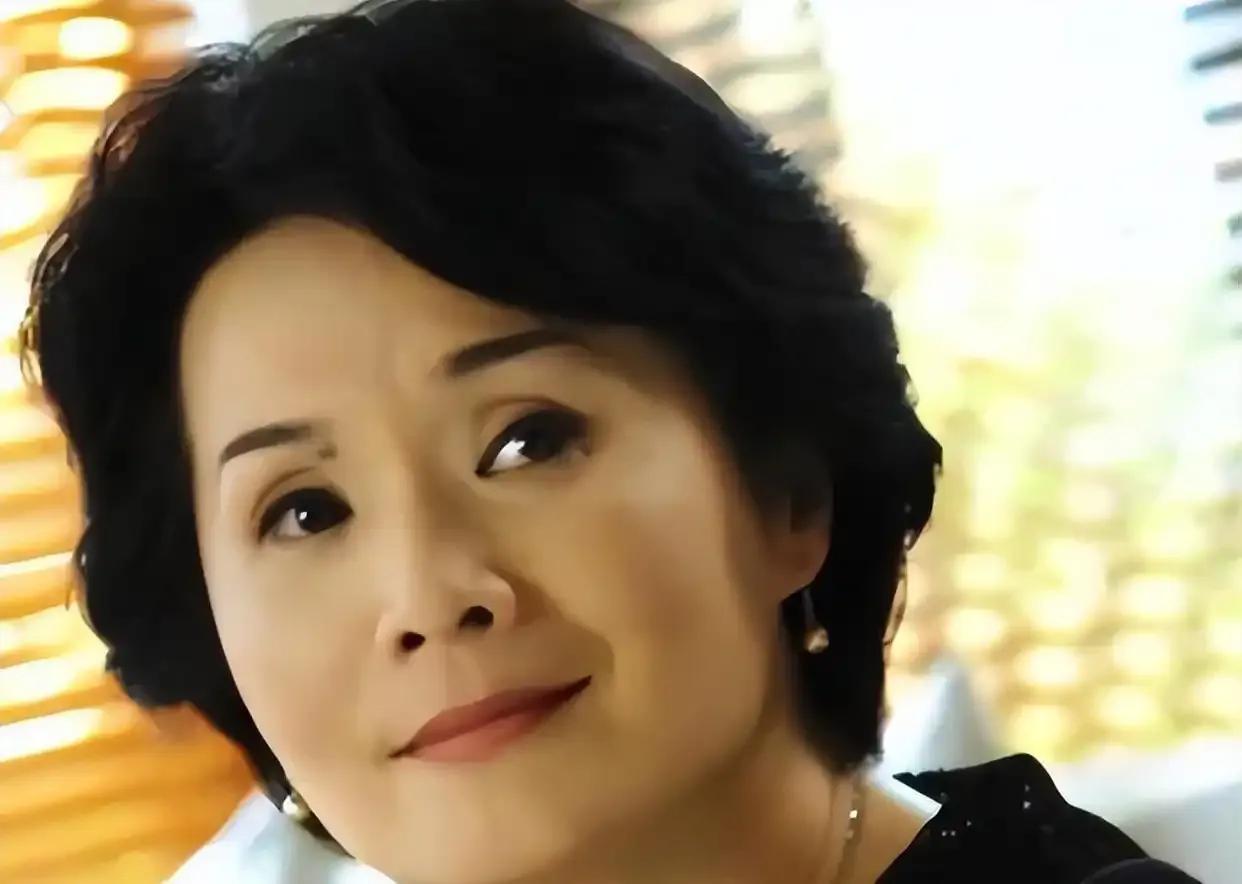 吴冕的人生，活成了演艺圈里少有的“双向圆满”范本。她出身上海书香名门，自小浸在文